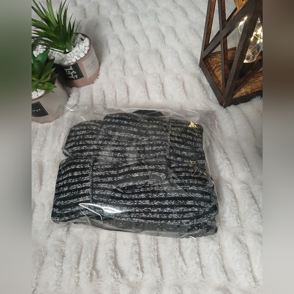Lululemon Cozy Black and Gray Knit Hat and Mittens Set - Picture 7 of 7